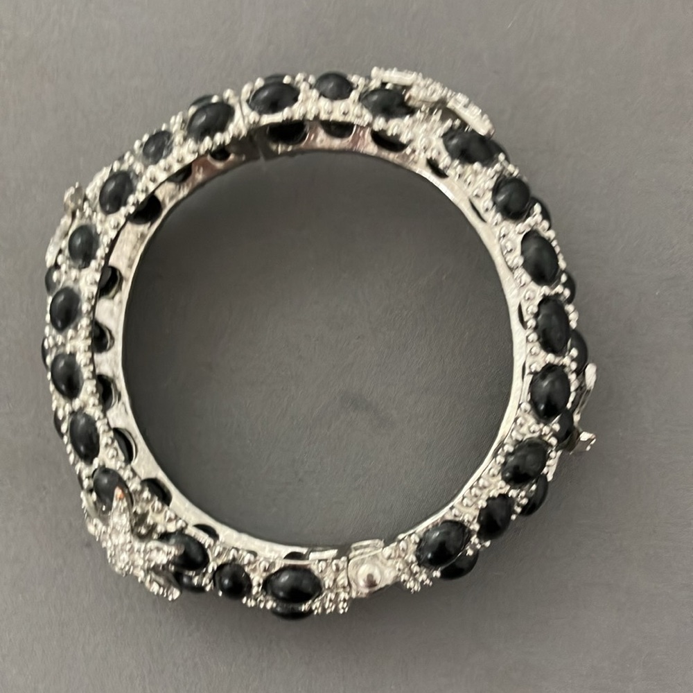 Black & Silver Starfish Bangle Bracelet Spring Hinge - Picture 4 of 6